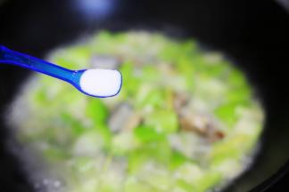 煮两分钟放盐、胡椒粉。