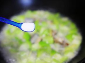 煮两分钟放盐、胡椒粉。