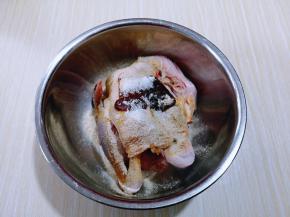 买回来的三黄鸡清洗干净，再用纯净水泡1小时以上，这样做出来的盐焗鸡口感清爽而不腻，浸泡过的鸡淋干水分，把鸡爪放进鸡肚子里，准备好盐焗粉，奥尔良烤肉料，蚝油，生抽，料酒，撒在三黄鸡身上。