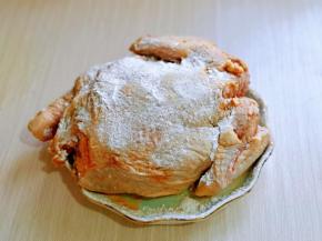 取出腌制好的鸡，均匀涂上玉米淀粉。