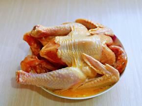 再放入蛋液中浸泡，正反面各泡3分钟，使鸡将蛋液吸收。