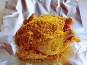 再均匀的裹上面包糠，放锡纸上，包起来。