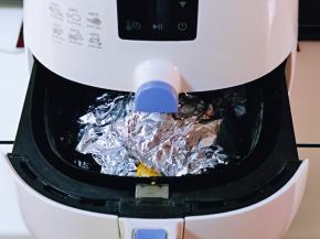 包好的锡纸的鸡放入空气炸锅中，185度烤30分钟。