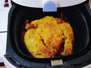 30分钟后，把锡纸取下，烤网上刷少许食用油，把鸡放烤网上，再次烤15分钟。