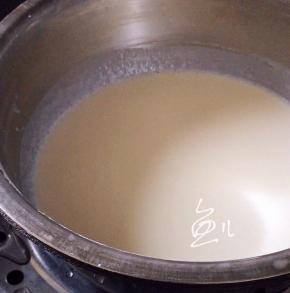 锅中烧开水，放入搅拌均匀的糊糊，大火蒸25分钟