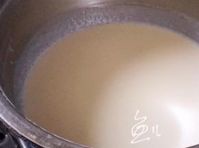 锅中烧开水，放入搅拌均匀的糊糊，大火蒸25分钟