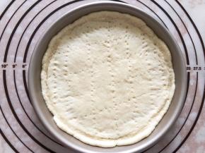 放入披萨盘中，用叉子叉上洞