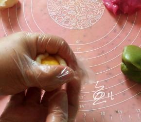 用虎口慢慢收拢，用面皮包住馅料