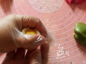 用虎口慢慢收拢，用面皮包住馅料