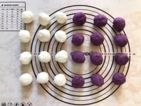 饼皮分成25克一个，紫薯分成25克一个