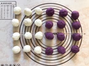 饼皮分成25克一个，紫薯分成25克一个