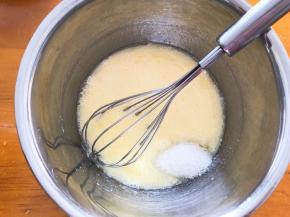 加入细砂糖搅拌均匀
