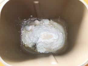 将饼皮全部材料放入面包机中