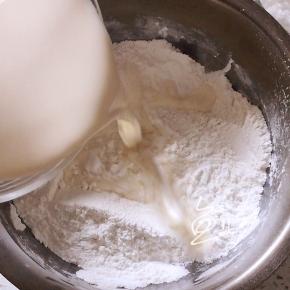 混合均匀后倒入牛奶