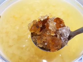 等莲子和银耳软糯后，加入桃胶