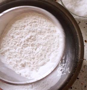 将粘米粉筛入盆中