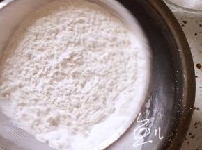 将粘米粉筛入盆中