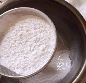 将糯米粉筛入盆中