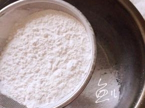 将糯米粉筛入盆中
