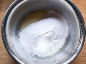 筛入糯米粉和泡打粉