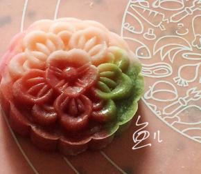 放入模具中压成月饼