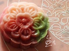 放入模具中压成月饼