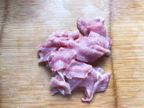 猪肉洗干净，切片，按纹路切