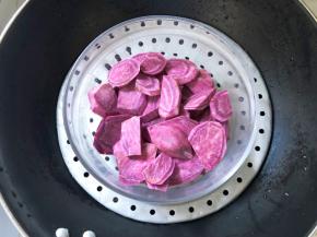 紫薯切片放入蒸锅中蒸软蒸熟