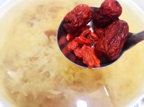 加入红枣和枸杞再继续炖20分钟