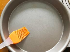 披萨盘中刷上少许油