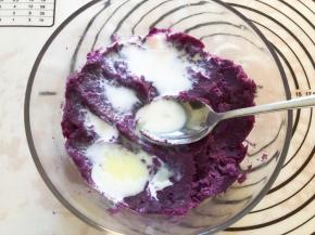 放入炼乳和牛奶混合拌匀