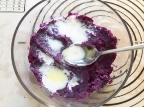 放入炼乳和牛奶混合拌匀