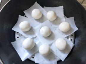 放入蒸锅中大火蒸10分钟，下面垫上油纸