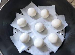放入蒸锅中大火蒸10分钟，下面垫上油纸