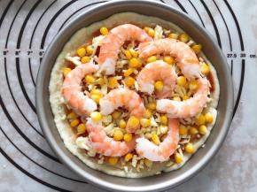 放上虾仁和玉米