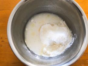 将糯米粉，温水，玉米油，细砂糖混合