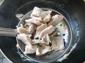 捞出沥干水分