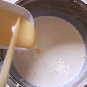 倒入炼乳
