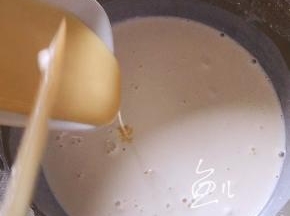 倒入炼乳