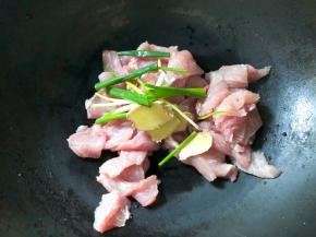 放入生姜和香葱