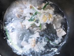 加入清水，大火煮开关中火，盖上盖子煮25分钟