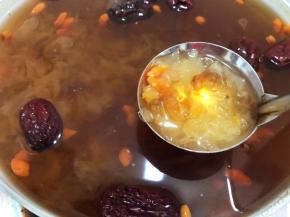 再煮10分钟冰糖融化即可