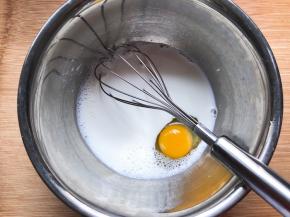 牛奶加入鸡蛋搅拌均匀