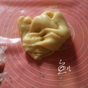 戴手套，将面团在硅胶垫上揉光滑