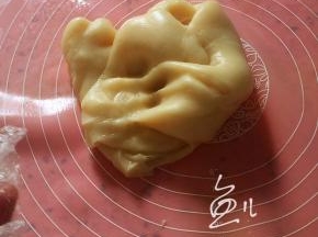戴手套，将面团在硅胶垫上揉光滑