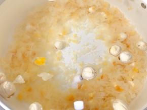 一次性加入足量的清水，大火煮开后转小火煮40分钟