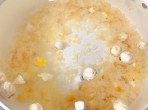 一次性加入足量的清水，大火煮开后转小火煮40分钟