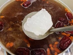 最后加入1勺红糖提色，冰糖调味