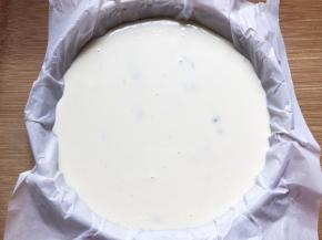 倒入9寸披萨盘中