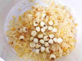 银耳泡发后用刀剁碎跟莲子一起放入汤锅里